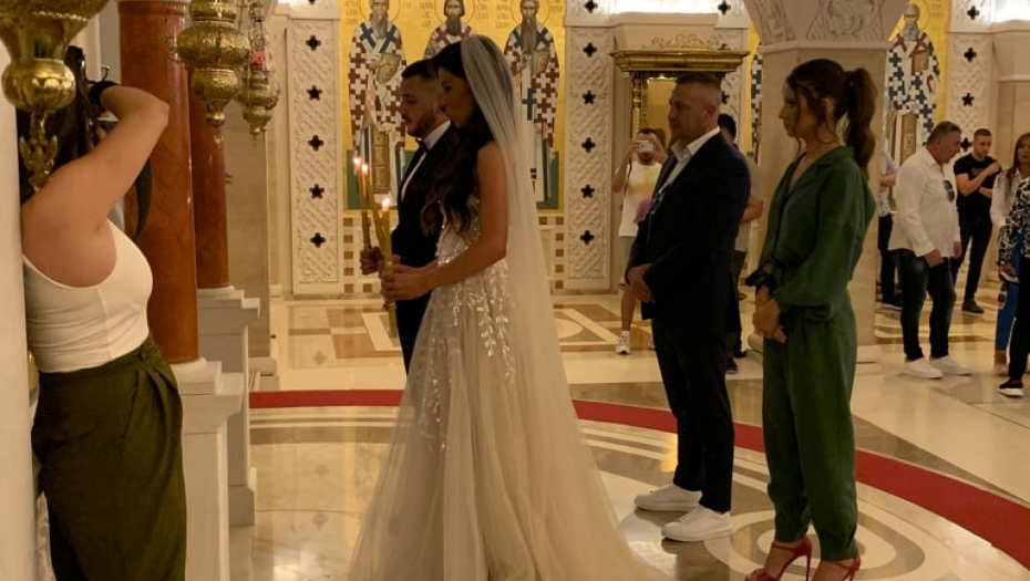CEREMONIJA VENČANJA JE UPRAVO POČELA Miloš i Nina izgovoriće sudbonosno "da", a mlada izgleda kao prava princeza (FOTO)