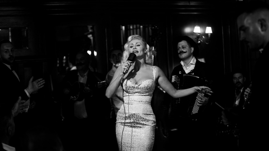 ZBOG NJE LJUBAV NA KOLENA PADA! Sladjana kao Merlin Monro! (FOTO)