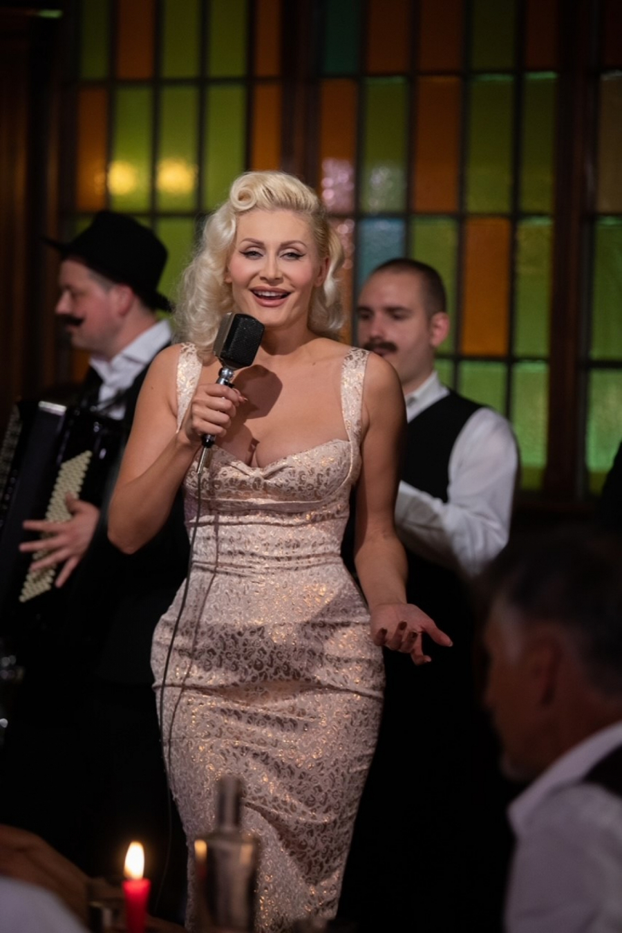 ZBOG NJE LJUBAV NA KOLENA PADA! Sladjana kao Merlin Monro! (FOTO)