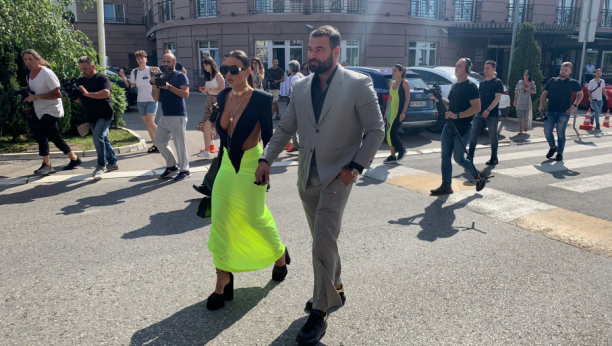 VENČANJE ĐANIJEVOG SINA: Ova pevačica je stigla prva na slavlje i to u šokantnom stajlingu, a izjava Zlate Petrović i Goce je sve nasmejala (FOTO)