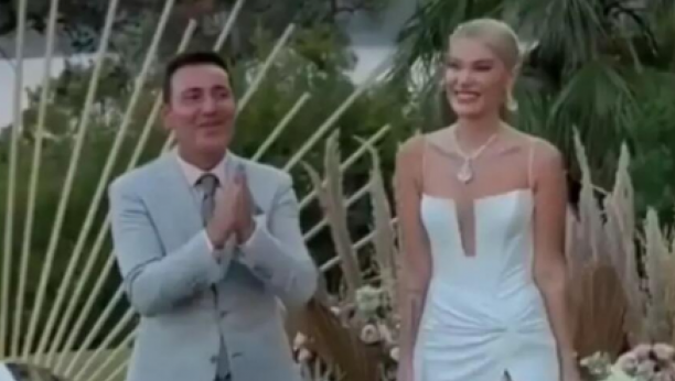 IZBOTOKSIRAO SE DO NEPREPOZNATLJIVOSTI Eminin bivši predmet sprdnje, Mustafa izgleda kao lutka pored 19 godina mlađe supruge, a evo ko nije došao