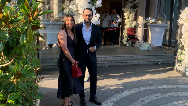 BROJNE ZVANICE NA VENČANJU ĐANIJEVOG SINA Boban Rajović u pratnji supruge, stajling Jane Todorović sve oduševio, a pojavio se i on nakon duže pauze