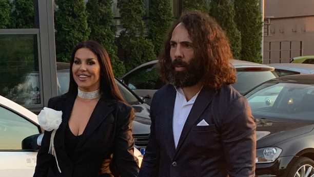 SEKA ALEKSIĆ SA SVOJIM SINOVIMA SKUPLJA KOKOŠIJA JAJA Pevačica je zasadila i svoju baštu