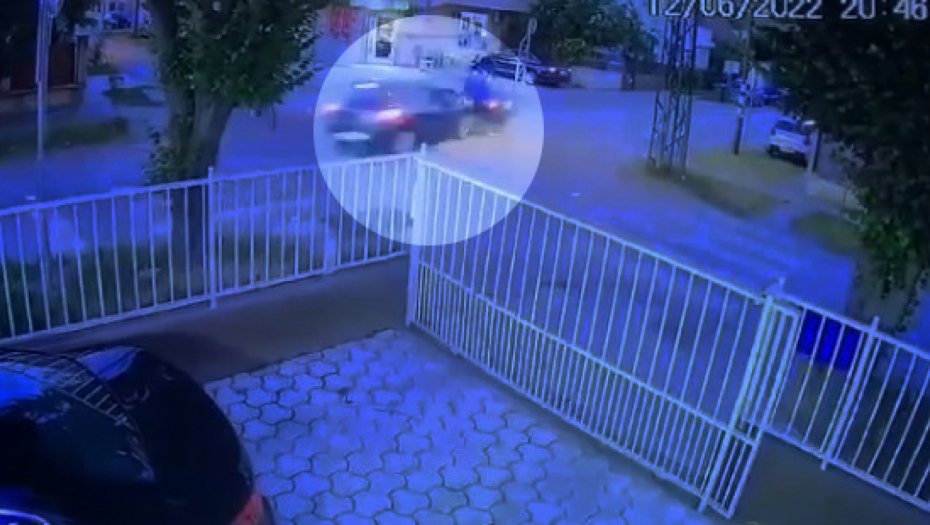 PROCUREO SNIMAK STRAVIČNOG SUDARA U NS Jurio kao besan, zakucao se u kola pa pobegao (VIDEO)