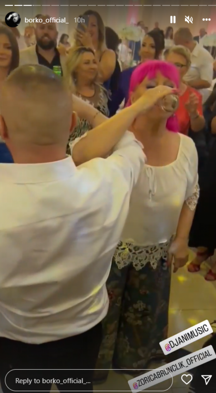 ATMOSFERA DOSTIGLA VRHUNAC Lete evri, Zorica Brunclik na eks ispila čašu, cela estrada na nogama: Đani ženi sina! (FOTO+VIDEO)