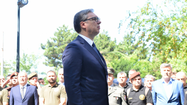 POKLONIO SAM SE SENIMA NAŠIH HEROJA Vučić položio venac na Spomenik junacima sa Košara, pa poslao snažnu poruku (FOTO)