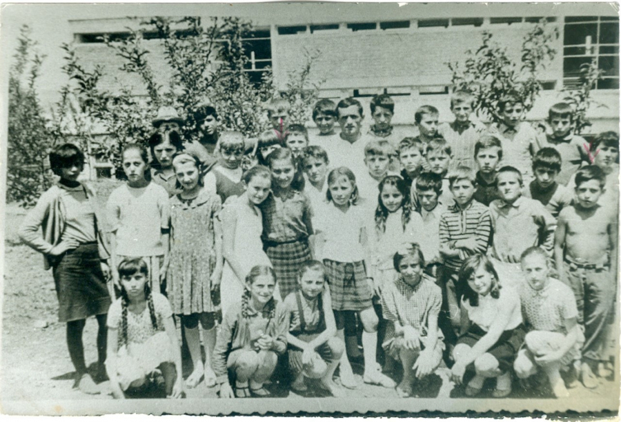 BILA JE TOLIKO SIROMAŠNA DA IZ DETINJSTVA IMA SAMO JEDNU FOTOGRAFIJU Danas je postala najtraženija pevačica u Srbiji! (FOTO)