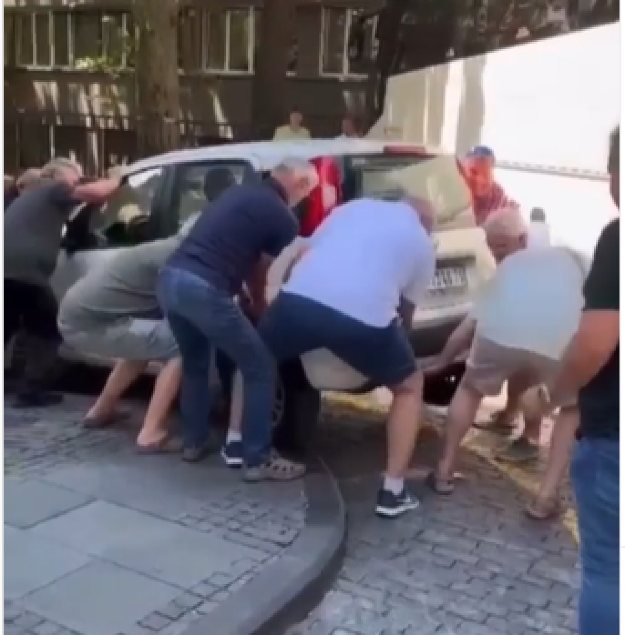 TURISTI GOLIM RUKAMA PODIZALI AUTO Bahati Beograđanin se parkirao na samoj raskrsnici (FOTO)