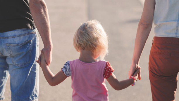VIŠE ŽENSKE DECE ZNAČI DUŽI ŽIVOT: Nove studije pokazale koliko se produžuje životni vek roditelja koji imaju ćerke