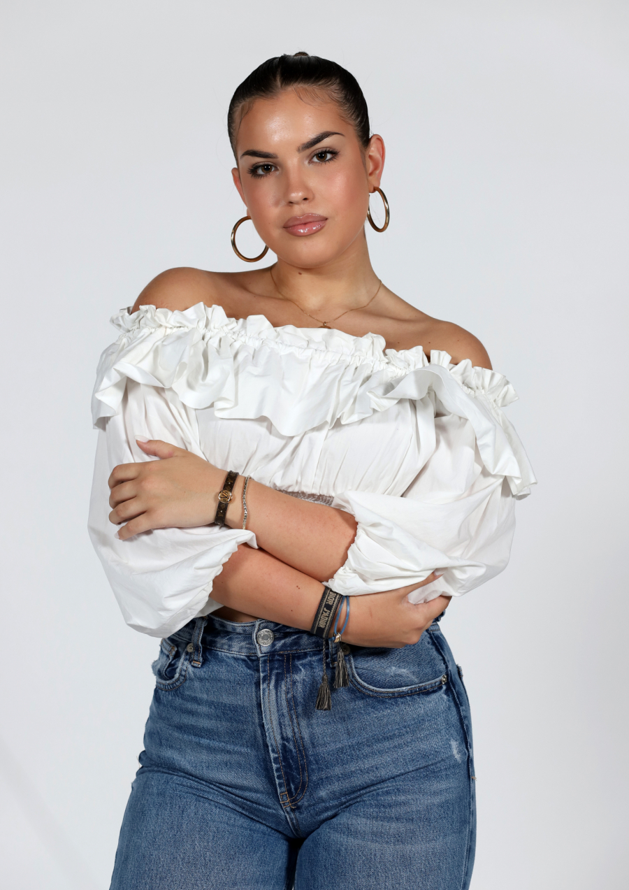 URAGANKE NA NAS GLEDAJU KAO NA MLAĐE SESTRE Naslednice ženske grupe 