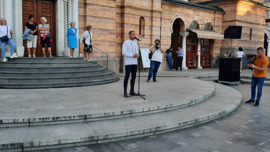 DRAŠKO STANIVUKOVIĆ ODRŽAO MOĆAN GOVOR ISPRED HRAMA HRISTA SPASITELJA Pomenuo jednog čoveka pa dobio gromoglasan aplauz okupljenih građana (FOTO/VIDEO)