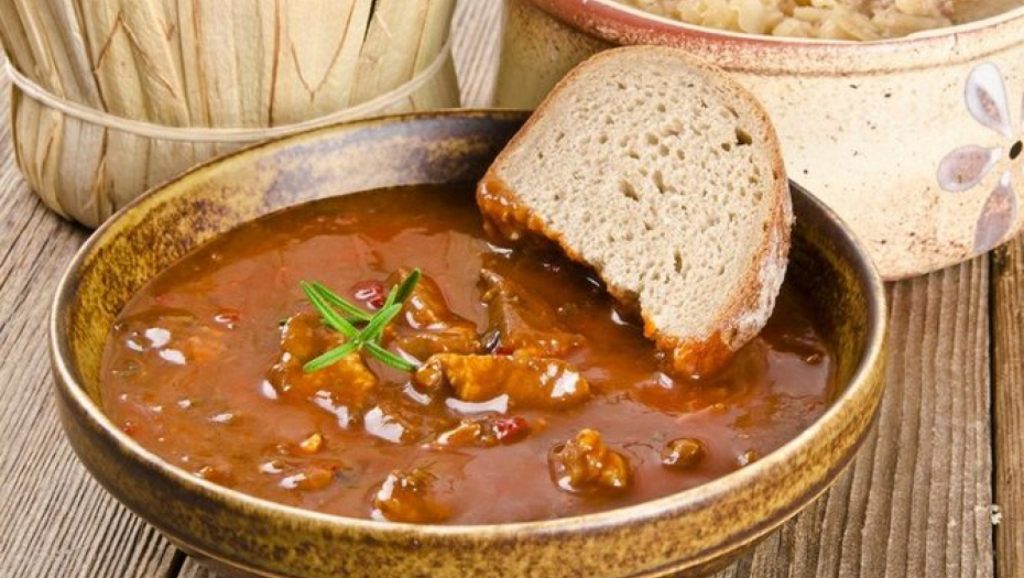 RECEPT ZA SAVRŠEN RUČAK SA PRIJATELJIMA Paprikaš na lovački način, toliko dobar da nećete znati kad je dosta