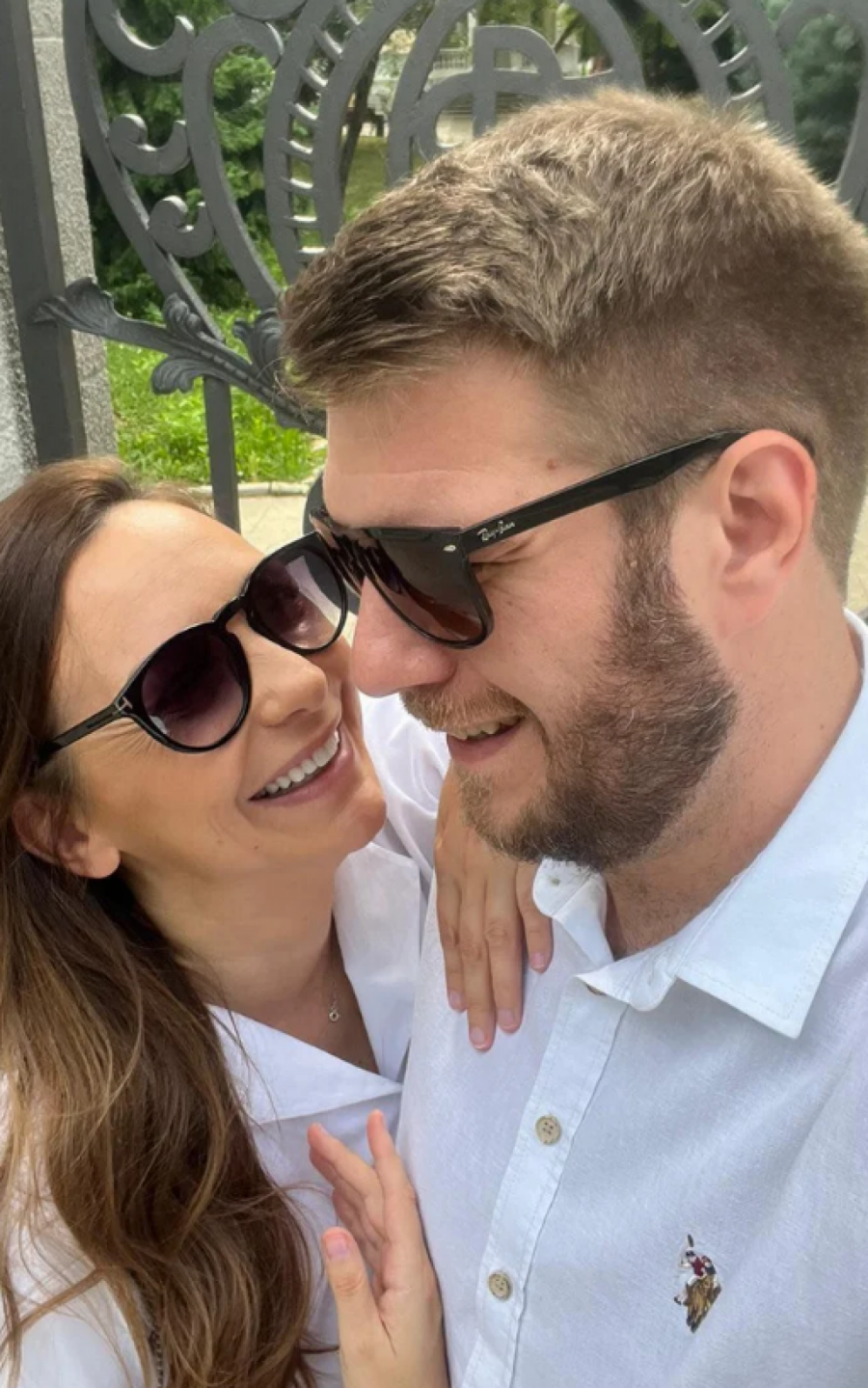 OVE POZNATE DAME SU ODLEPILE ZA PILOTIMA Njih je spojio avion, a ova pevačica voli zgodnog kapetana