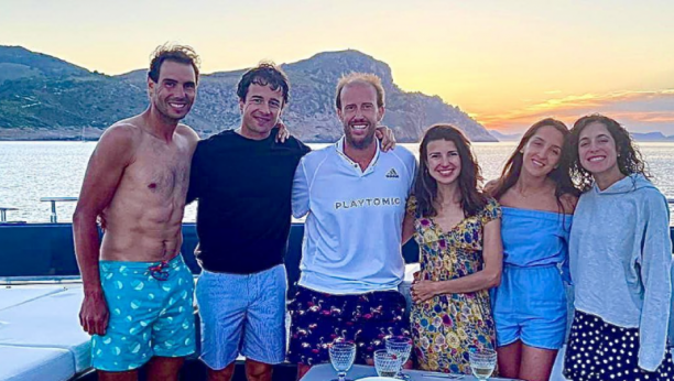 NADAL JEDNOM OBJAVOM ZAINTRIGIRAO SVE Okačio fotku sa prijateljima i devojkom Ćiskom, svi gledaju samo u nju (FOTO)