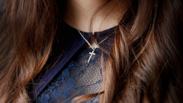 40 GODINA NOSIM KRST Medicinsku sestru terali da na poslu skine versko obeležje, pošto je odbila sada trpi velike posledice