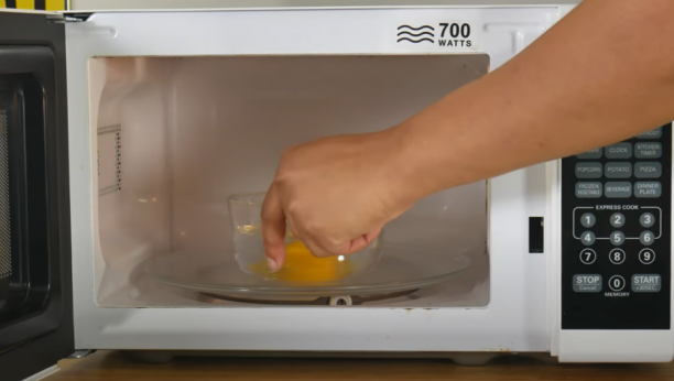KAJGANA IZ  MIKROTALASNE Najbrže spremanje jaja, bez prskanja ulja po celoj kuhinji (VIDEO)