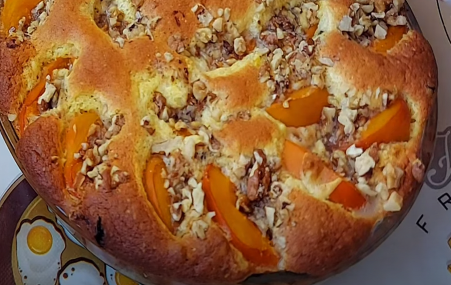 PRAVA LETNJA POSLASTICA Spremite fantastičan sočni kolač sa kajsijama (VIDEO)