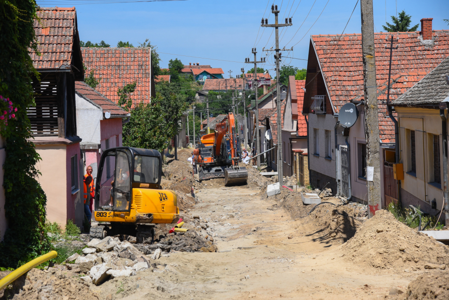 LEPE VESTI ZA STANOVNIKE SREMSKIH KARLOVACA Ulica braće Anđelić  krajem avgusta u novom ruhu (FOTO)