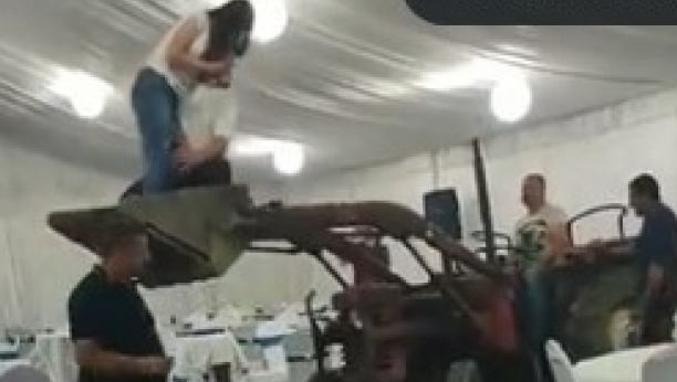 NAJLUĐA SVADBA IKADA Pevačicu popeli na bager da pojačaju "štimung", a ono što je usledilo, šokiralo je goste