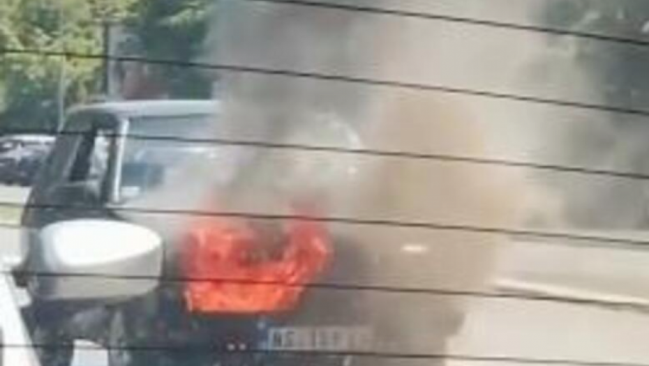 ZAPALIO SE JUGO U NOVOM SADU Ljudi se podsmevaju umesto da pomognu (VIDEO)