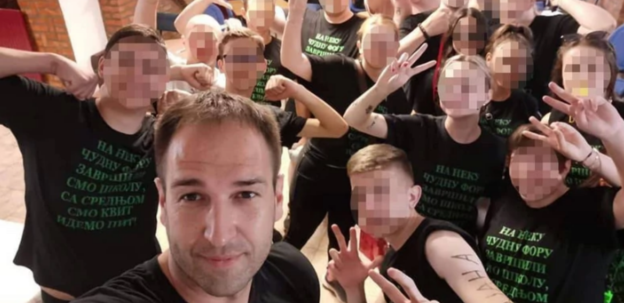 OVO NIJE OČEKIVAO Razredni starešina iz Šapca dobio nesvakidašnji poklon od đaka (FOTO)