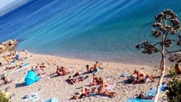"MAŠALA, STIGLI TURISTI" Slika sa plaže zaprepastila mnoge, muškarac se sunča ,ali svi gledaju u njegove noge