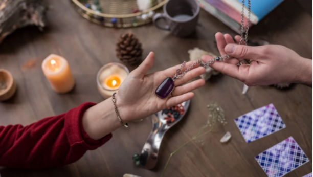 TRI NAJMOĆNIJE AMAJLIJE ZA NOVAC I SREĆU Mnogi od nas jednu imaju u kući, ali ne znaju njeno pravo značenje!