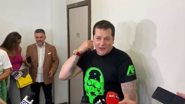 ACO PEJOVIĆ PROGOVORIO PRE KONCERTA NA TAŠU Pevač priznao: Tri koncerta je dovoljno da čovek bude uzbuđen i srećan (VIDEO)