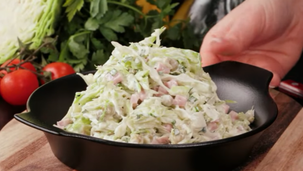 BRŽE SE SPREMA OD ORIGINALNE VERZIJE: Letnja ruska salata je pravi hit, jedan sastojak menja ceo ukus
