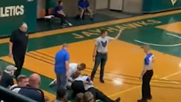 DRAMA Sudija se samo srušio na utakmici, doživeo srčani udar, košarkaš mu spasao život (VIDEO)