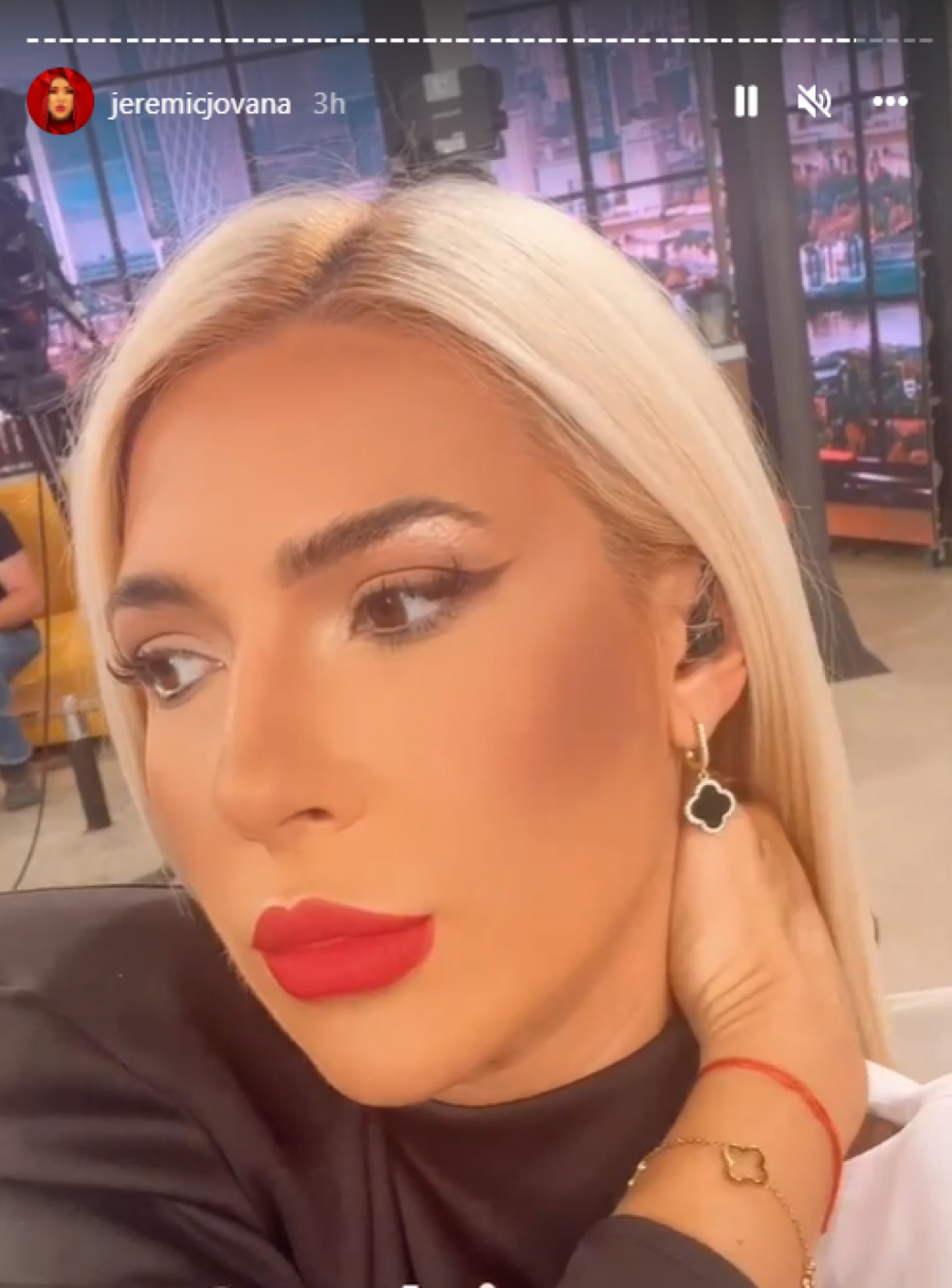NAULJENE NOGE U PRVOM PLANU Voditeljka Jovana Jeremić opet je sve ostavila bez teksta (FOTO)