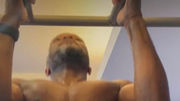 BRUTALNO SE NAPUCAO Ljubimac "grobara" pokazao izvajano telo, a debelo zakoračio u petu deceniju (FOTO)