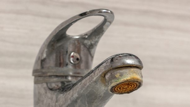 IMATE VODENI KAMENAC NA SLAVINI? Uz ovaj moćan trik, zablistaće u jednom potezu