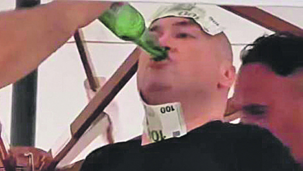 ĐANI BI ZA LOVU I GO PEVAO! Nakon što je pevač otimao bakšiš gostima, oglasio se njegov prijatelj