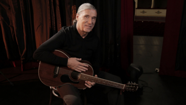 KAKVO BUĐENJE Čuveni pevač zapevao Milici Todorović pod prozorom, a evo šta se dogodilo nakon toga (FOTO)