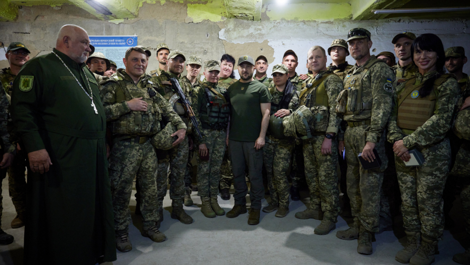 "POBEDIĆEMO" Zelenski posetio vojnike na frontu, pa pozirao za selfije