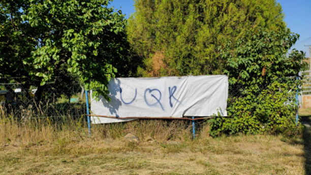 JEZIV SIMBOL U GRAČANICI Porodica Trajković u strahu, na ogradi im osvanuo grafit zloglasnog "UČK"