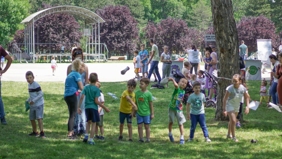 U KRAGUJEVAČKOM VELIKOM PARKU: Razigrani i deca i roditelji