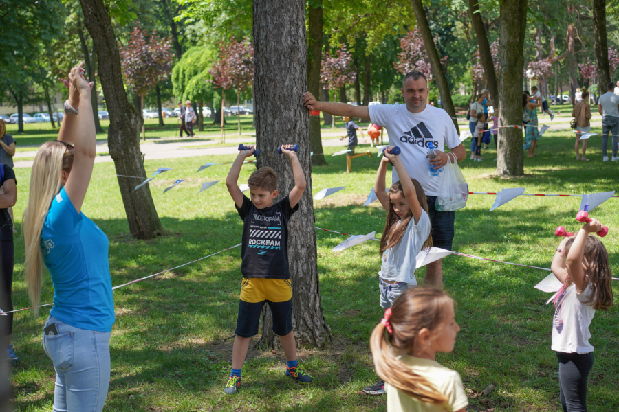 U KRAGUJEVAČKOM VELIKOM PARKU: Razigrani i deca i roditelji