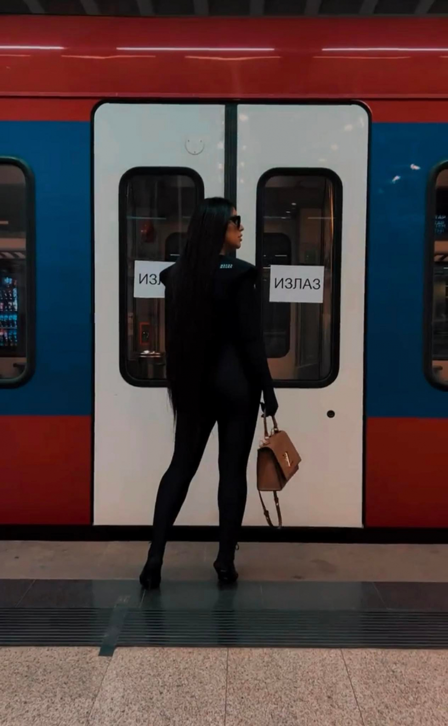 BRŽE OD OVOGA NISAM MOGLA Seka Aleksić sinoć je na nastup otišla brzim vozom: Tako mi se žurilo u Novi Sad (FOTO+VIDEO)