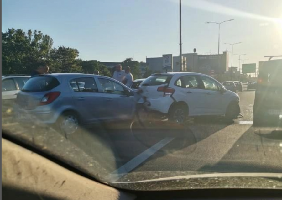 LANČANI SUDAR U SMERU KA NOVOM BEOGRADU Saobraćajna nezgoda kod Hitne pomoći (FOTO)
