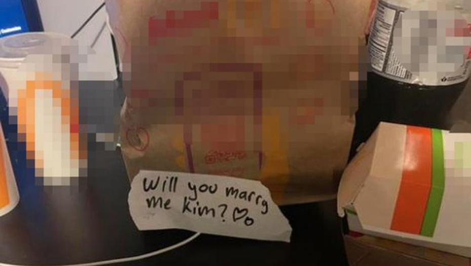 HTEO DA ZAPROSI DEVOJKU PREKO DOSTAVE HRANE, A PEKAR STIGAO NA POGREŠNU ADRESU Krenuo da jede i ostao u čudu zbog onoga što je našao pored hamburgera