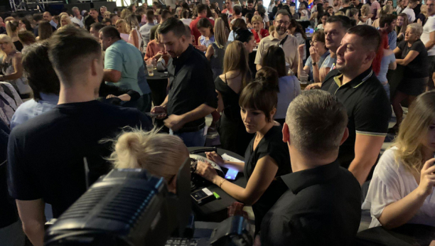 STIGLA JE I ONA Aleksandra Prijović sa nestrpljenjem iščekuje koncert svog kuma Ace Pejovića (FOTO)