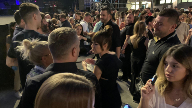 STIGLA JE I ONA Aleksandra Prijović sa nestrpljenjem iščekuje koncert svog kuma Ace Pejovića (FOTO)