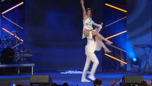 OVO NIKO NIJE OČEKIVAO Pevačica se na sceni pojavila pokrivena, a kada je skinula plašt, sve je sevnulo