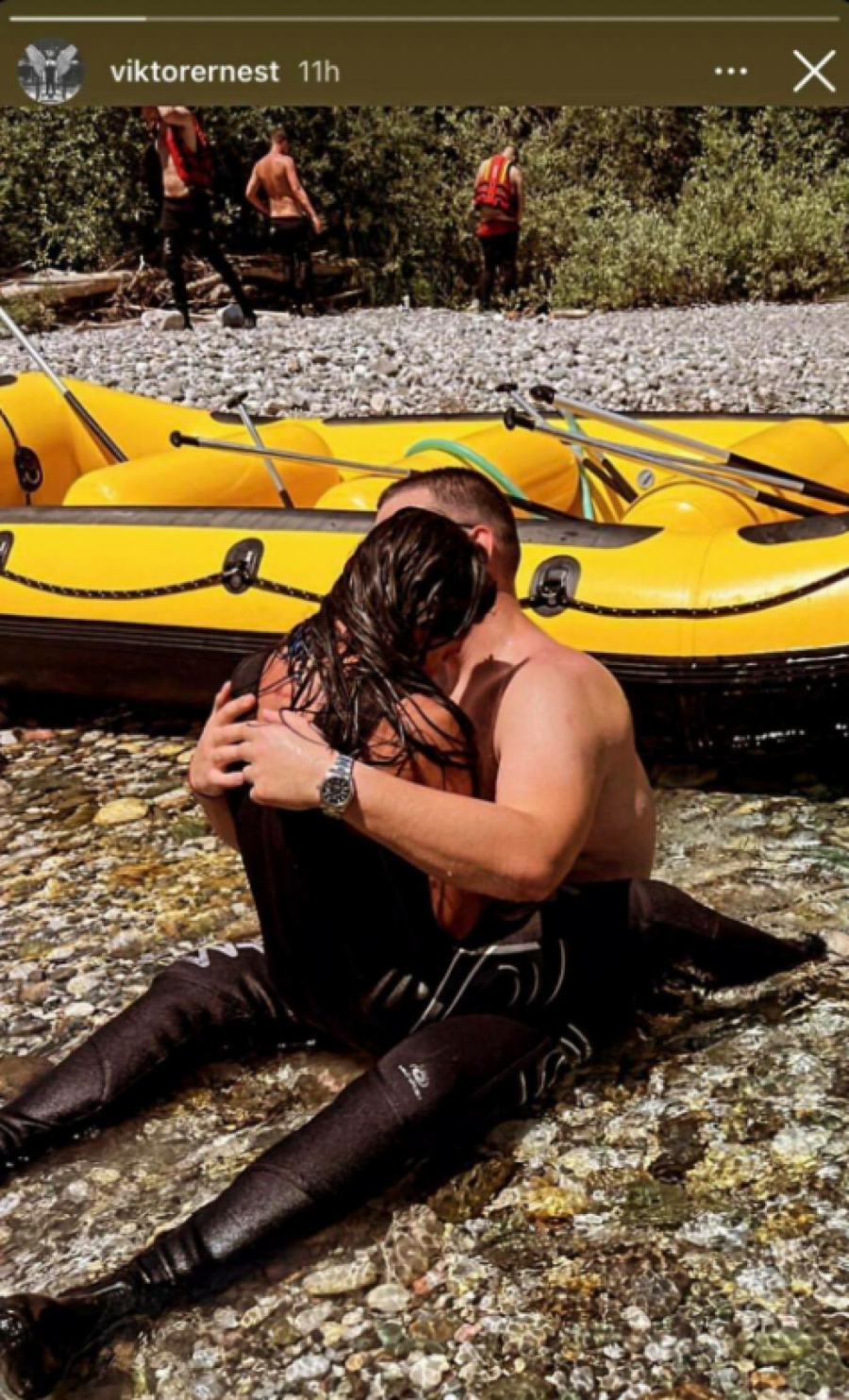 BRENIN SIN KONAČNO POKAZAO NOVU DEVOJKU Viktor sve raznežio emotivnom fotografijom, sedi mu u krilu, a on ne skida ruke sa nje