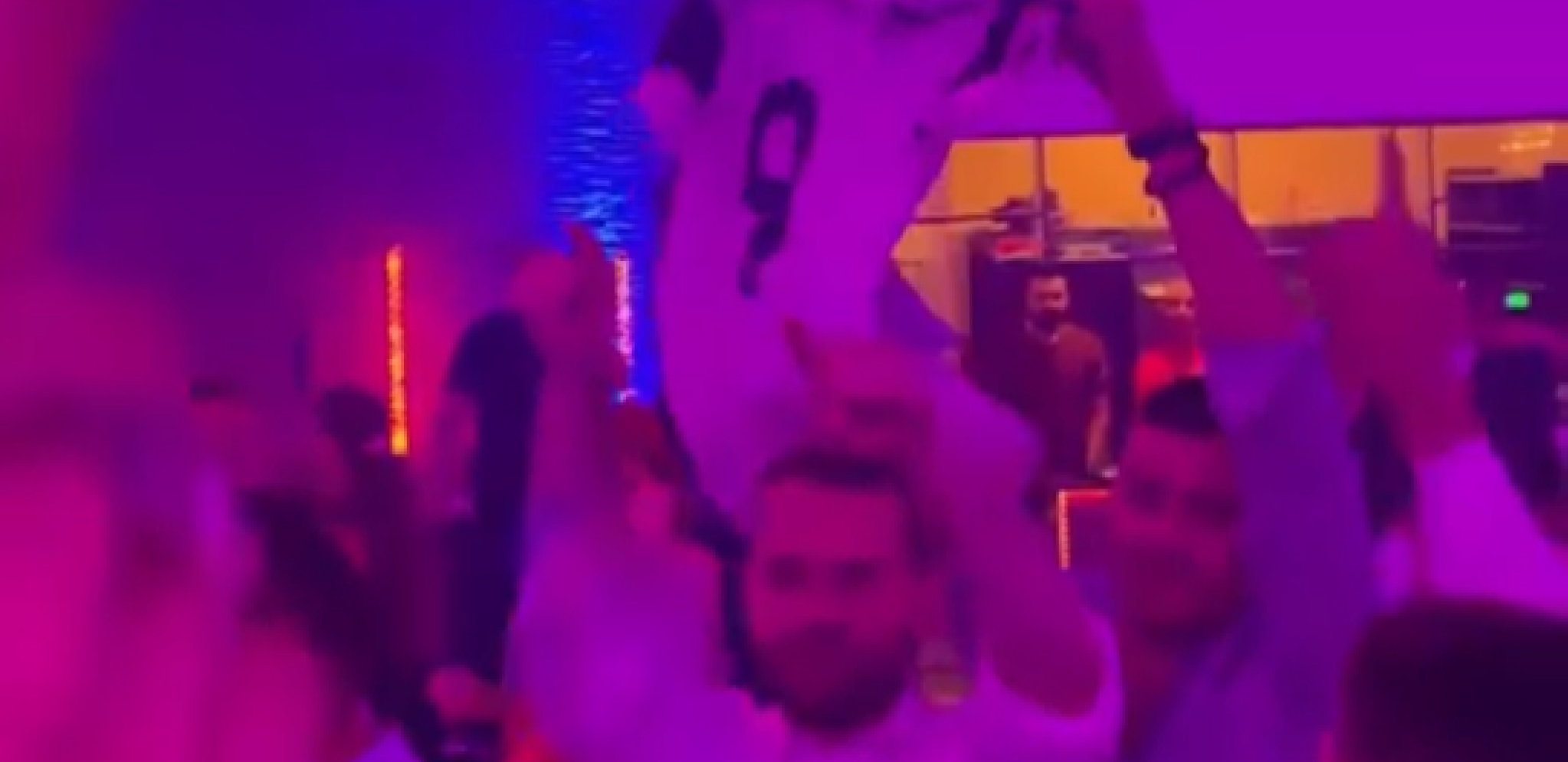 OVO SE MOŽE VIDETI SAMO U SRBIJI Mladoženja tokom svadbe navukao dres preko košulje, zapevao poznatu pesmu i tada je nastala prava ludnica (VIDEO)