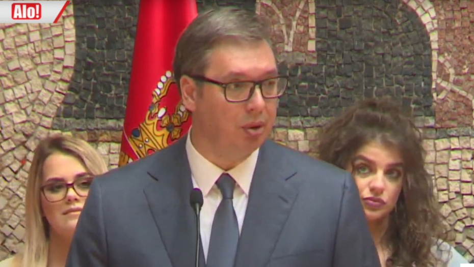VUČIĆ ČESTITAO MEDICINARIMA I mene su roditelji trpeli dok sam učio do kasno u noć, znam kako je to (VIDEO)