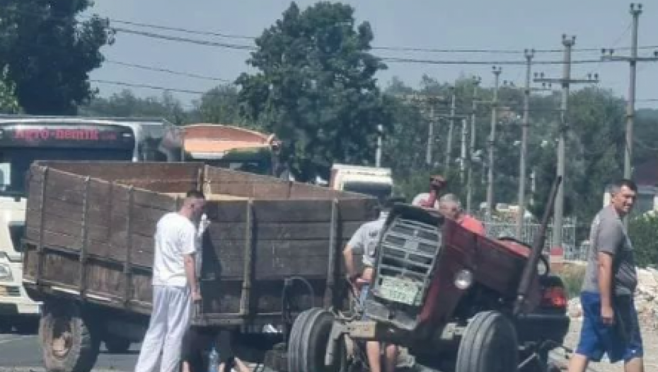STRAVIČNA NESREĆA NA IBARSKOJ MAGISTRALI Direktan sudar traktora i automobila, saobraćaj u prekidu! (FOTO)