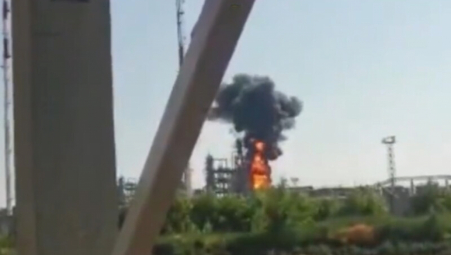IZBIO POŽAR KOD GRANICE SA UKRAJINOM Dron udario rusku rafineriju nafte (VIDEO)